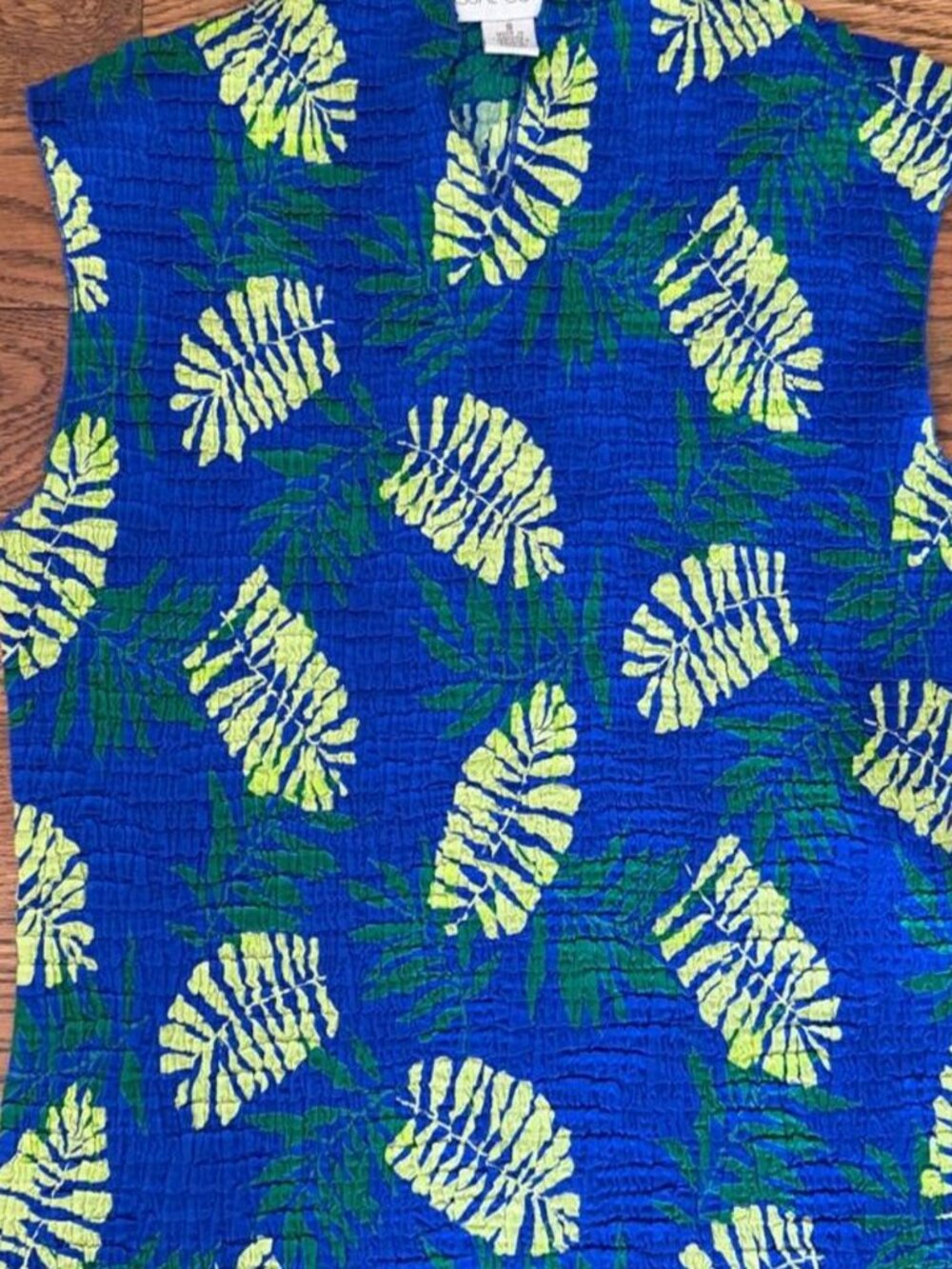Casual Corner women’s Blue and green tropical print sleeveless top with mock nec